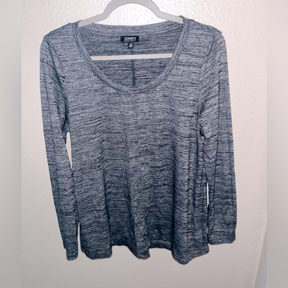 Brand Jones New York Blouse Size Medium Long Sleeve Color gray scoop neckline